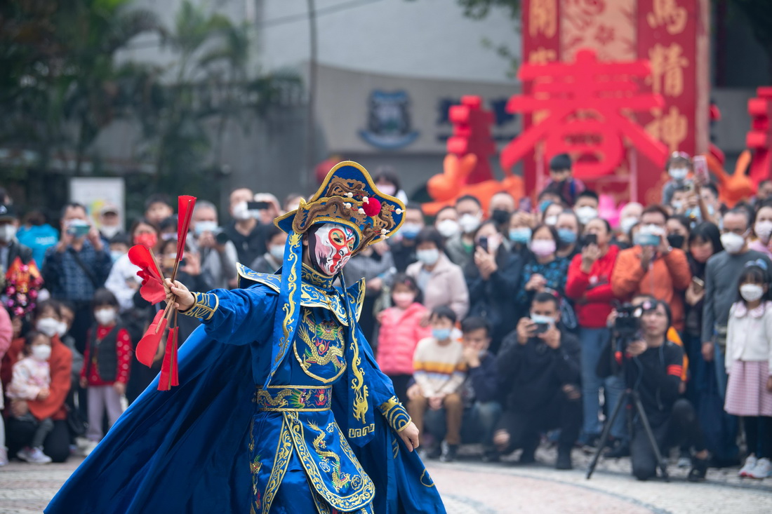 1月23日，演员在澳门妈阁庙前表演变脸。